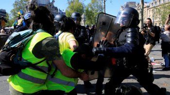 Efecto chalecos amarillos: Macron bajará impuestos y subirá jubilaciones