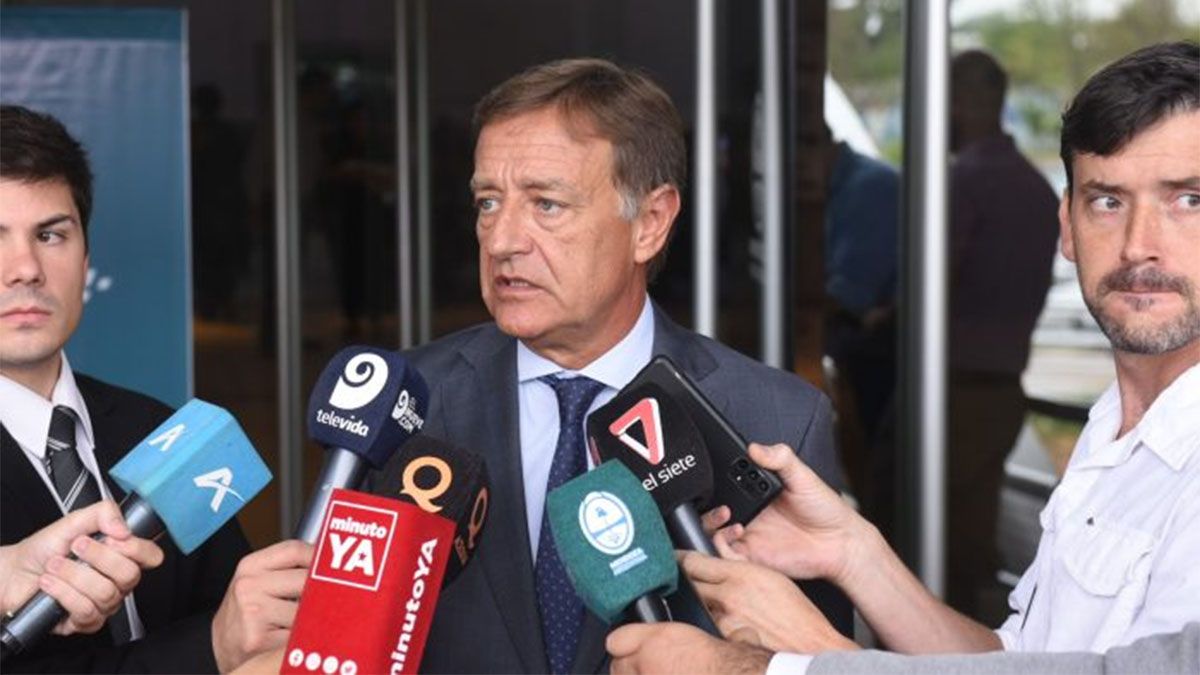 El gobernador avanzó en la Justicia para que no se conceda la pertenencia de quienes afirman ser descendientes de mapuches en el Sur.