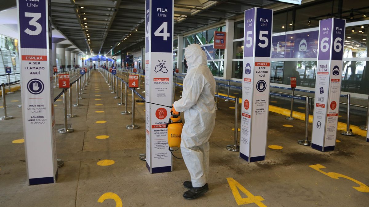 Medidas en aeroparque para controlar el ingreso por temor a las nuevas cepas de coronavirus. Consideran que ya estamos en la segunda ola.