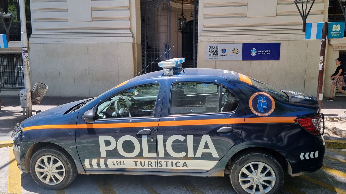 La Policía Turística encontró al actor turco cuando deambulaba por las calles del centro de Mendoza. La Policía Turística encontró al actor turco cuando deambulaba por las calles del centro de Mendoza.