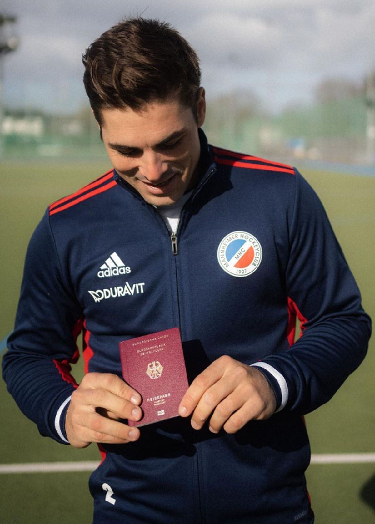 Gonzalo Peillat con su pasaporte que lo autoriza a jugar para Alemania