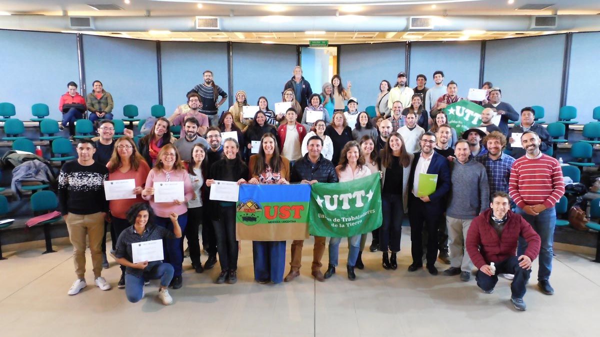 La sorpresa. Marisa Uceda (en el medio de la imagen, con la bandera de la UST) es diputada nacional y se postula ahora para senadora provincial.