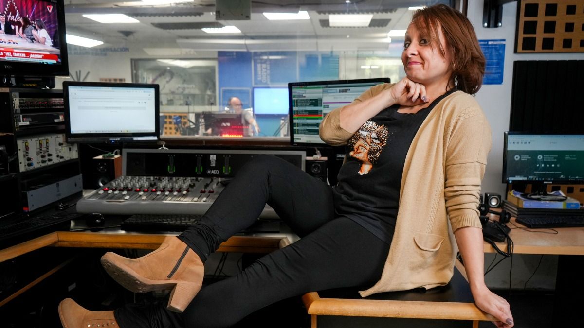 Pato Amico se muestra siempre dispuesta a una sonrisa en los estudios de Radio Nihuil. Pato Amico se muestra siempre dispuesta a una sonrisa en los estudios de Radio Nihuil.