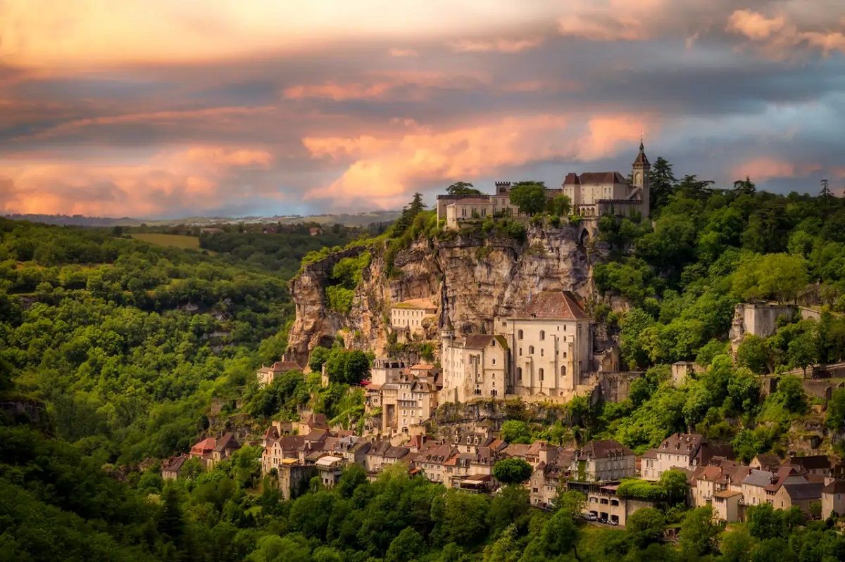 El pueblo de Europa que parece una villa medieval y tiene más capillas que calles. Imagen: Freepik.