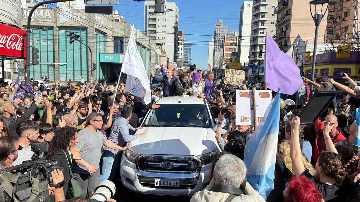 Javier Milei se puso al frente de la campaña de los libertarios para las elecciones en la provincia de Buenos Aires. Javier Milei se puso al frente de la campaña de los libertarios para las elecciones en la provincia de Buenos Aires.