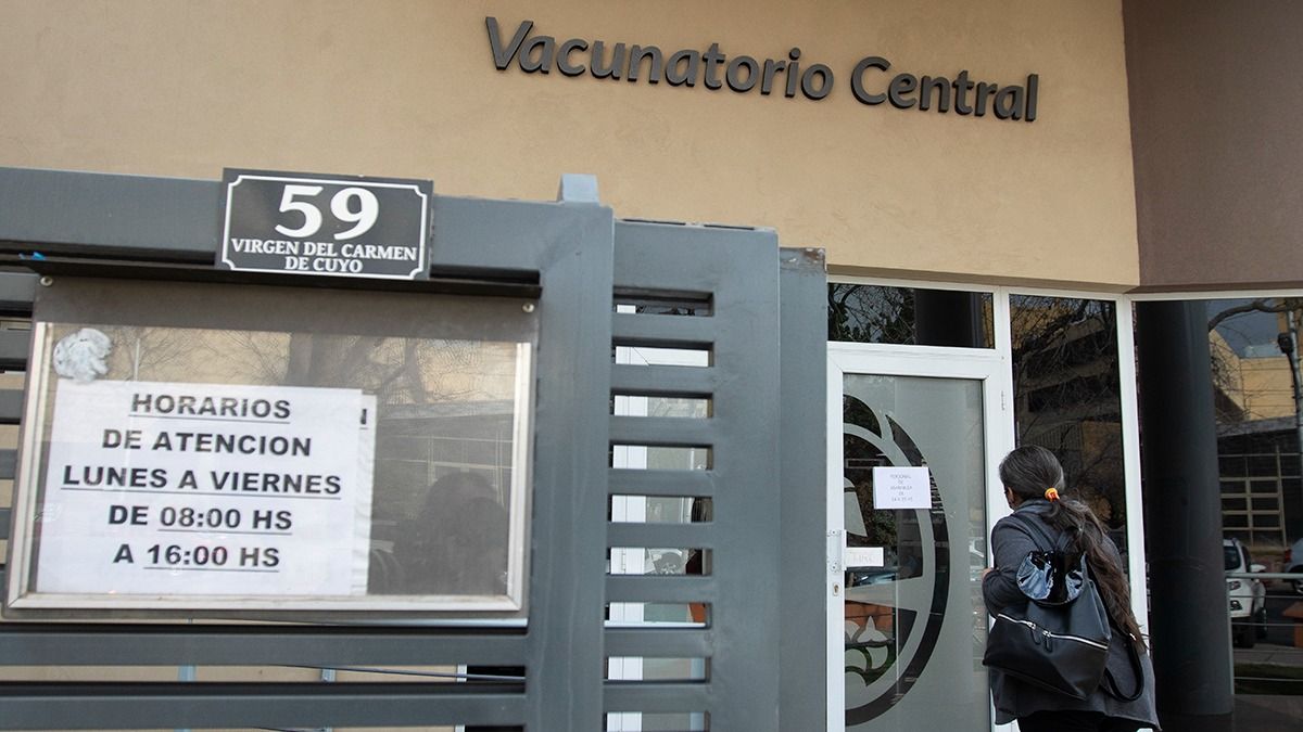 El ingreso al Vacunatorio Central, que dispone de dosis anticovid.