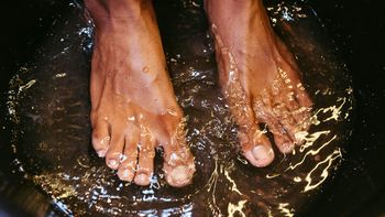 Por qué hay que poner los pies en agua con vinagre: ¿qué significa?