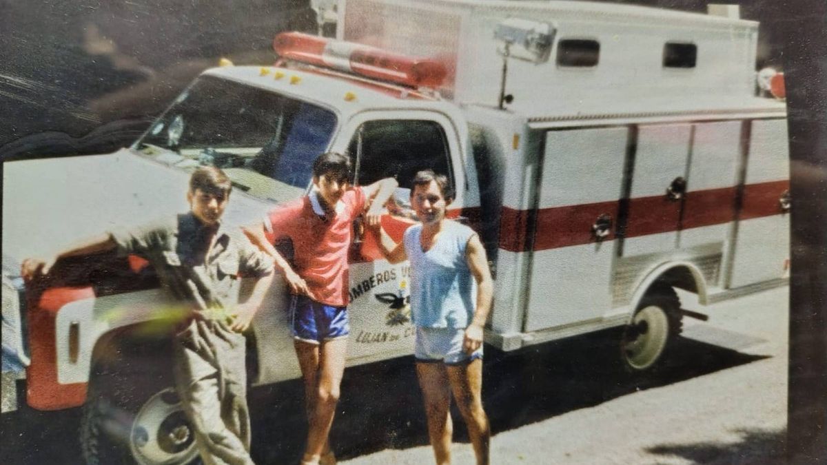 Cristian Moreno, en el centro, con 15 años y el amor por el servicio bomberil. A la izquierda, Gustavo Tiritera, listo para servir. Cristian Moreno, en el centro, con 15 años y el amor por el servicio bomberil. A la izquierda, Gustavo Tiritera, listo para servir.
