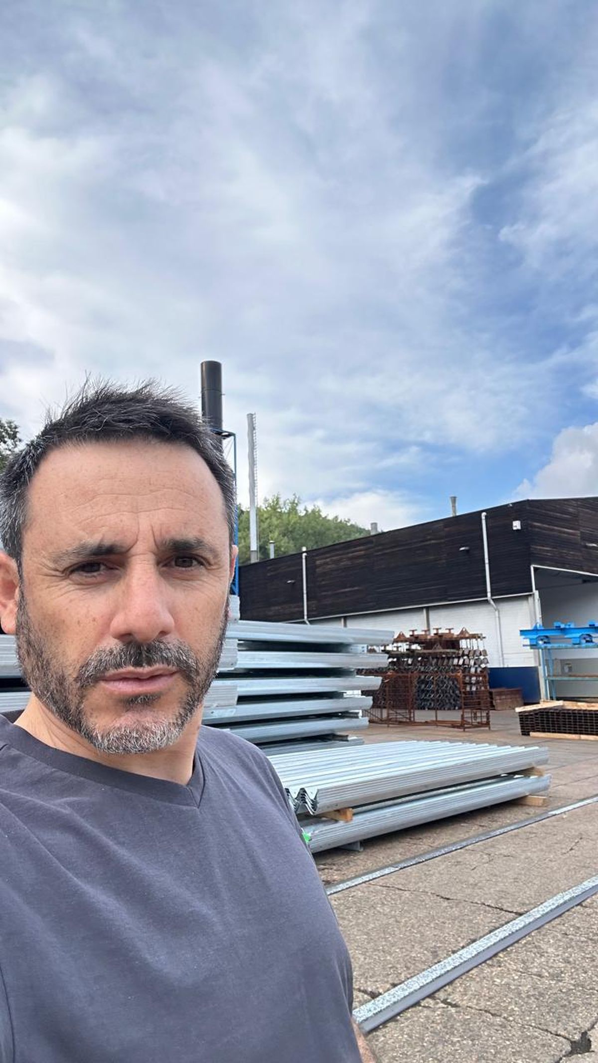 Matías Sevilla, en una obra. Matías Sevilla, en una obra.