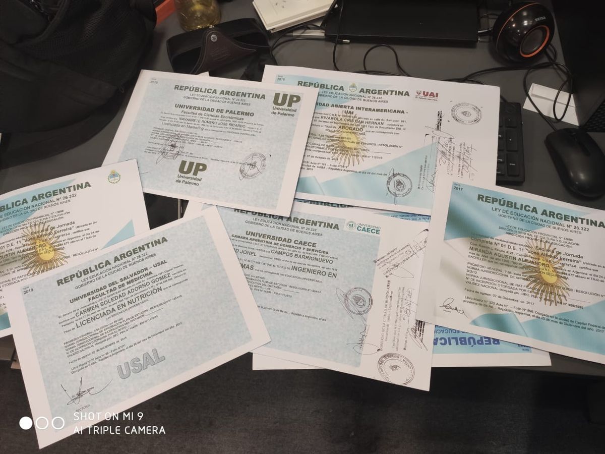 Una banda vendía títulos truchos de secundario por Facebook