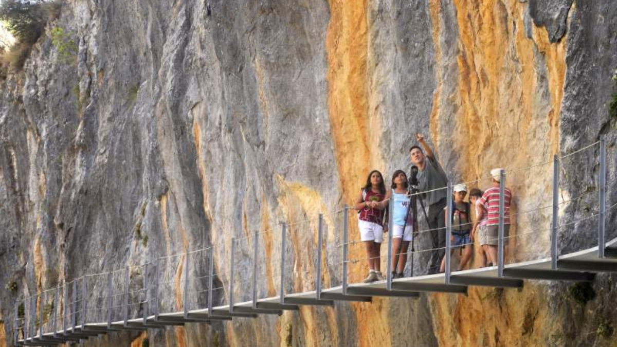A través de sus pasarelas podrás tener vistas panorámicas de este encantador pueblo de España. A través de sus pasarelas podrás tener vistas panorámicas de este encantador pueblo de España.