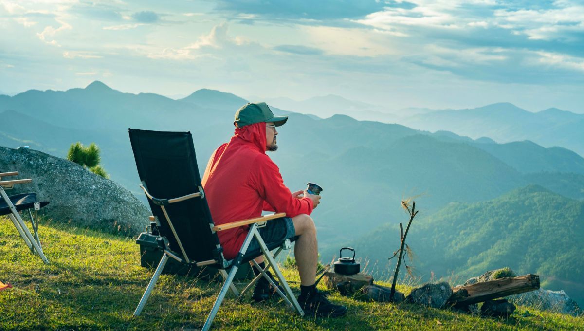 Llega una cierta edad en que las personas disfrutan de la paz que brinda la propia compañía. Llega una cierta edad en que las personas disfrutan de la paz que brinda la propia compañía.