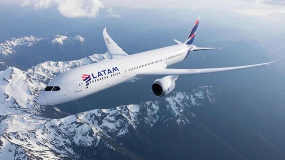 Latam, una de las líneas aéreas que con sus vuelos unen Mendoza con Santiago de Chile.