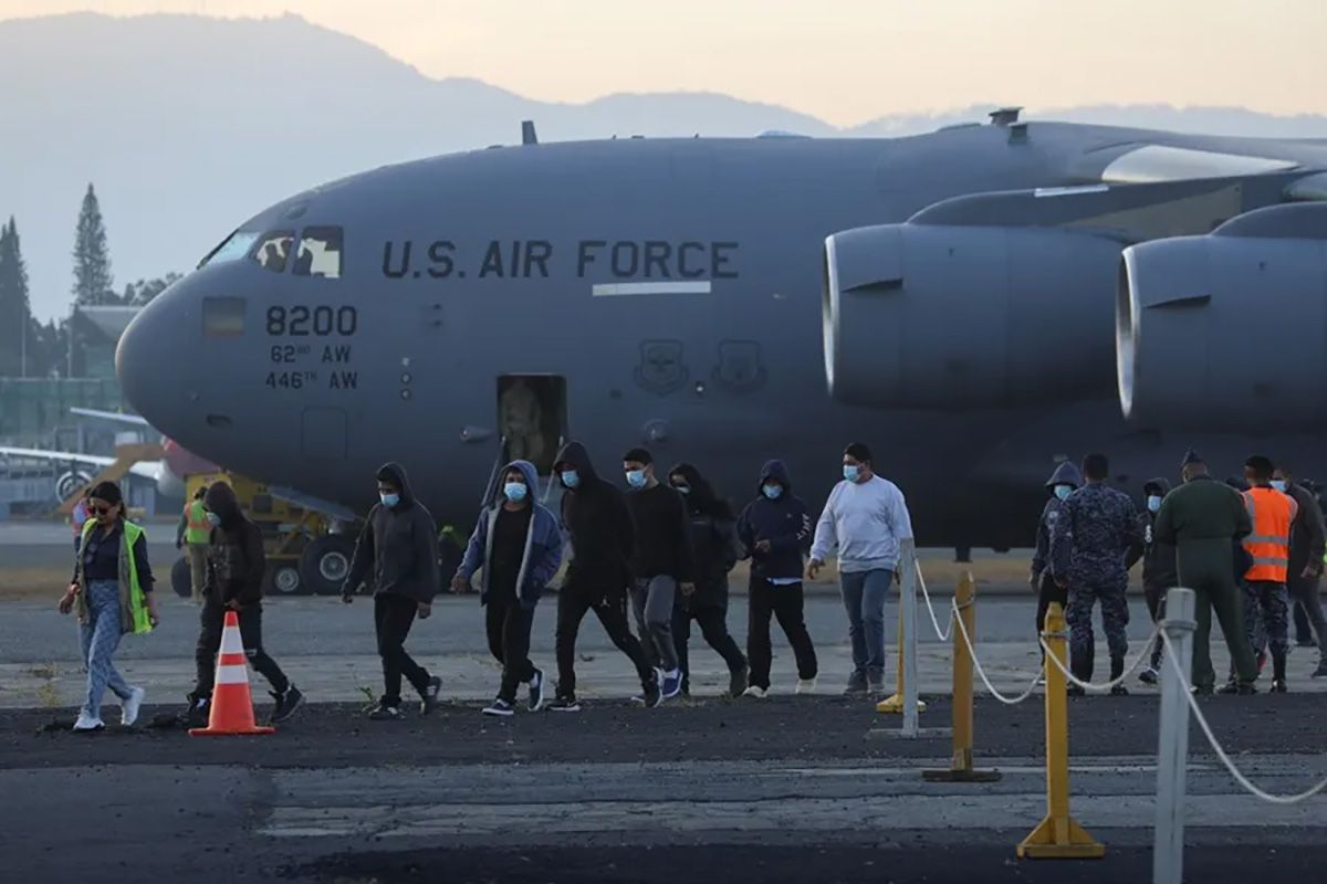 Un avión de Estados Unidos que transportó a inmigrantes deportados