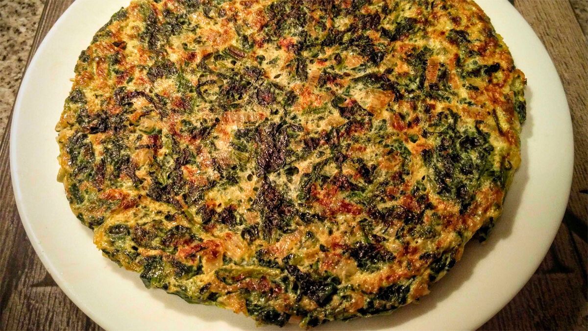La tortilla de espinaca se hace con una receta simple y que lleva ingredientes que uno siempre tiene en casa.
