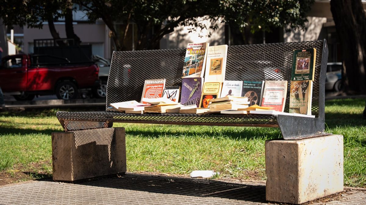 El Tano se dedica a vender libros en Plaza Italia. A escasos metros un local suele darle el almuerzo. El Tano se dedica a vender libros en Plaza Italia. A escasos metros un local suele darle el almuerzo.