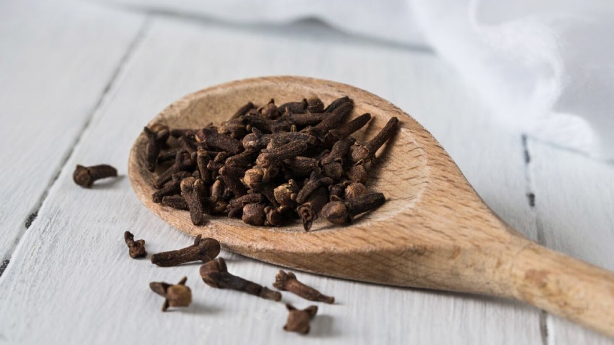 El clavo de olor es uno de los trucos caseros más sencillos para espantar a las polillas.