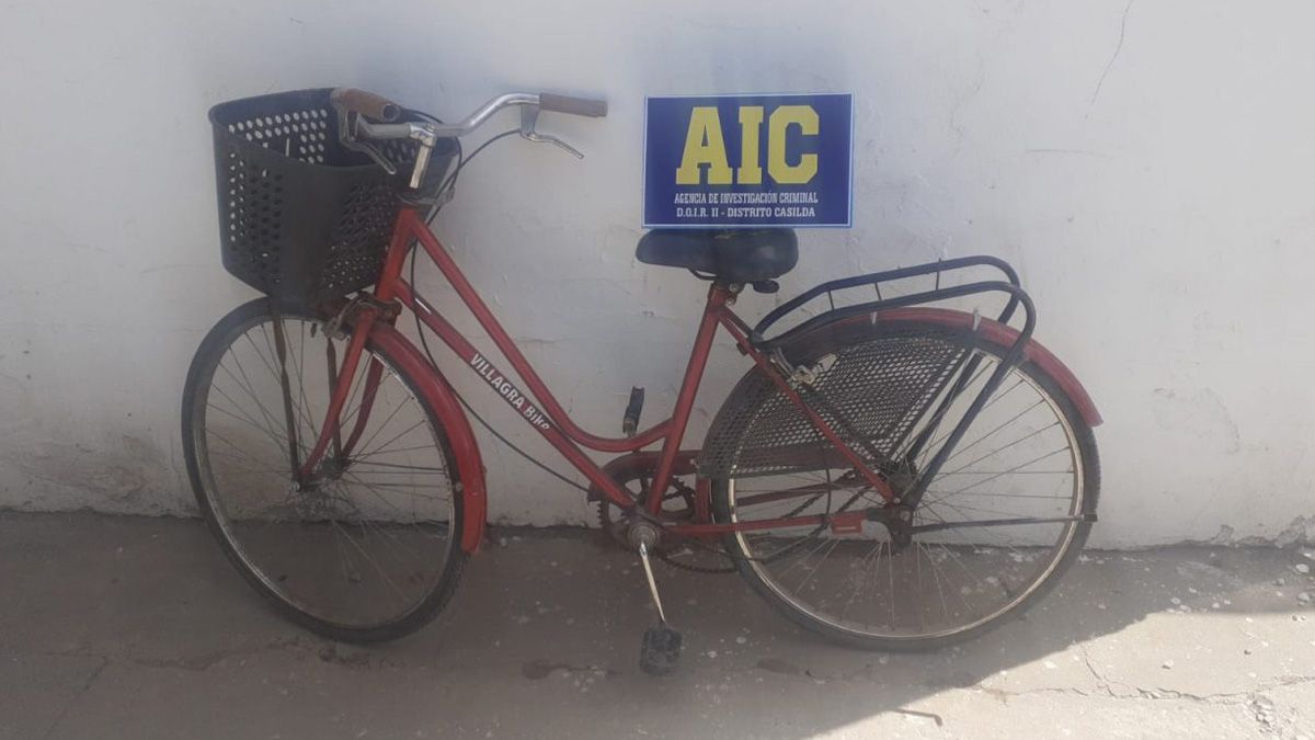 La bicicleta en la que había escapado el femicida, fue encontrada muy cerca del cadáver, a orillas del Río Carcarañá