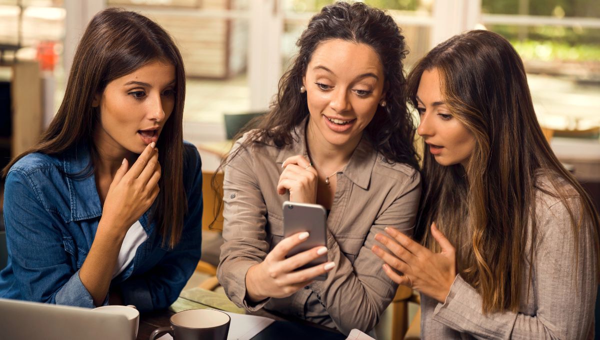 Chisme en el trabajo. Chisme en el trabajo. 