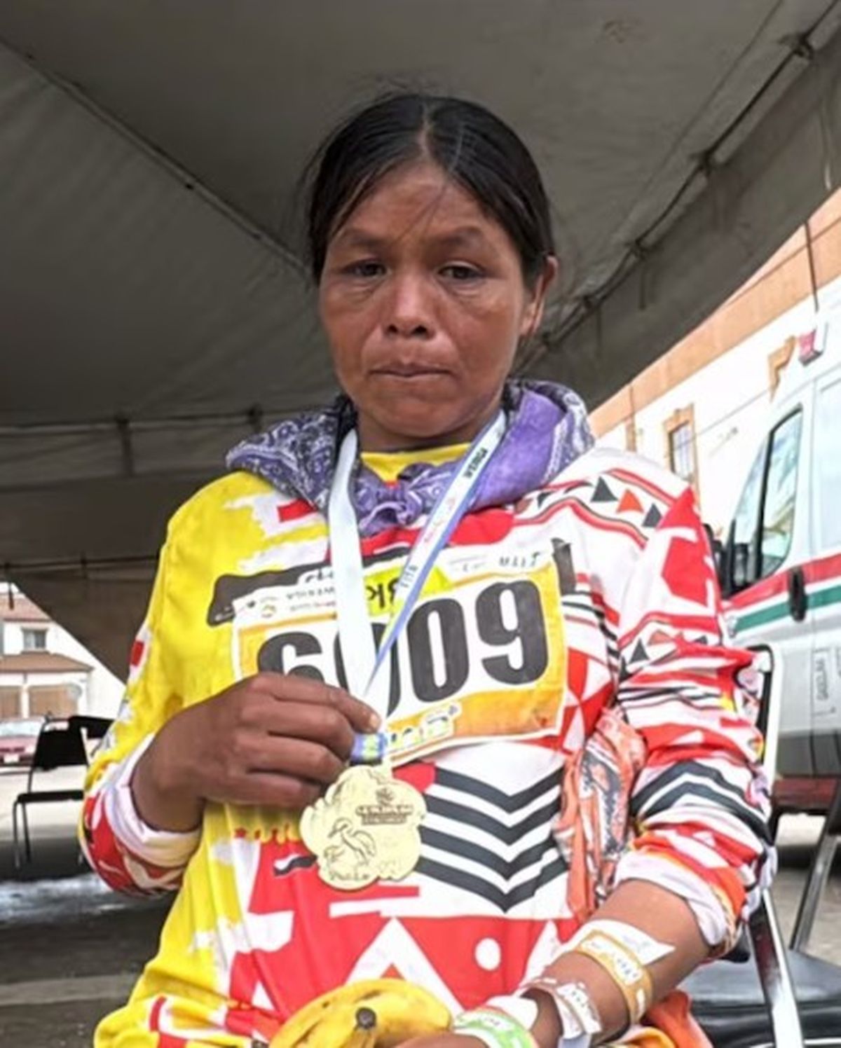 La mujer corri&oacute; utilizando la vestimenta de su comunidad.
