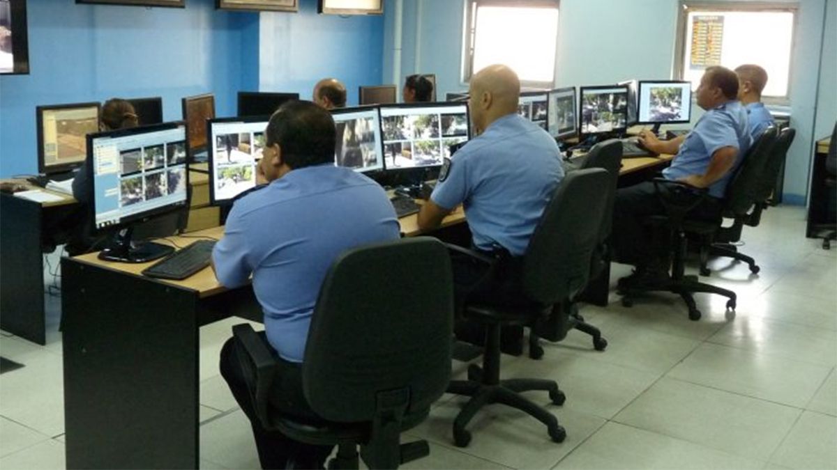 La pelea entre el oficial principal y el subcomisario se desató en las instalaciones del CEO, donde funciona el 911 en el Ministerio de Seguridad. La pelea entre el oficial principal y el subcomisario se desató en las instalaciones del CEO, donde funciona el 911 en el Ministerio de Seguridad.