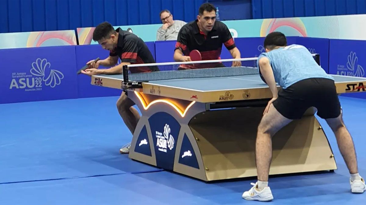 Horacio Cifuentes y Gastón Alto, en plena definición en el tenis de mesa de los Juegos Odesur 2022.