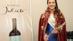 La Reina de la Vendimia Julieta Lagos tiene su botella de vino