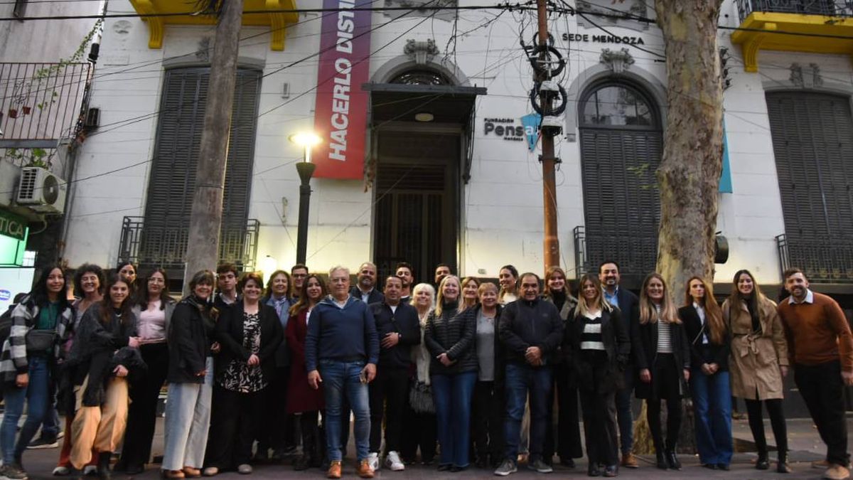 Hebe Casado (centro) y los dirigentes del PRO que la siguen