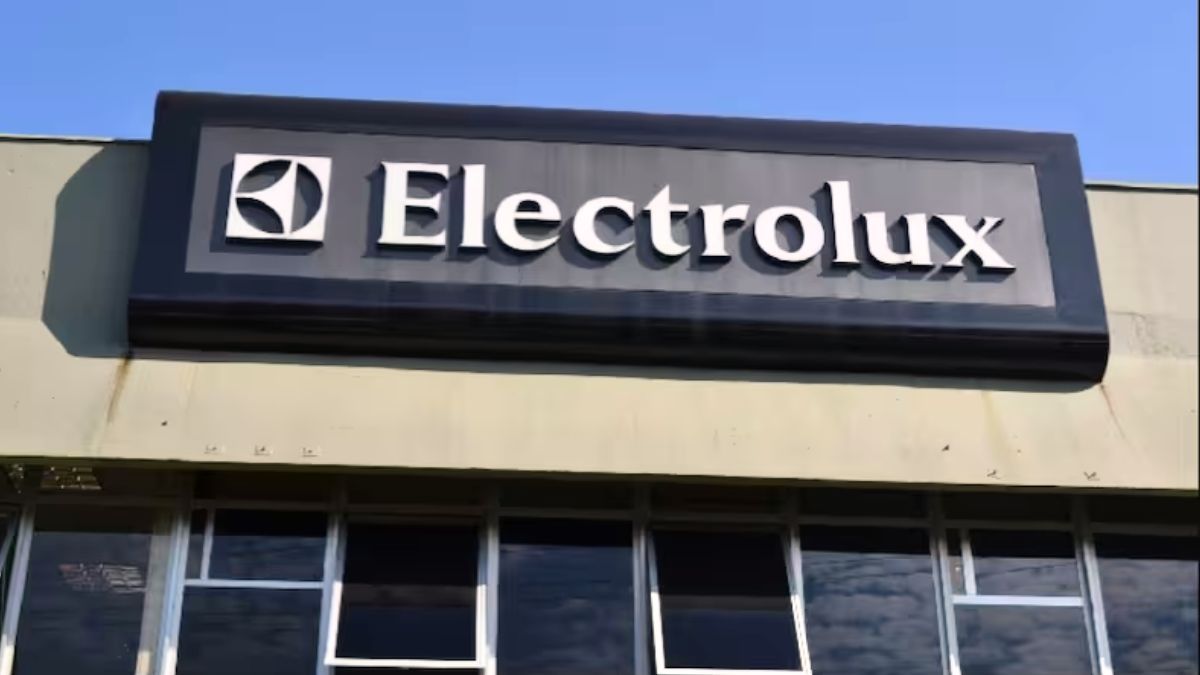 En las próximas horas se iniciarán gestiones ante el Ministerio de Trabajo para intentar amortiguar el impacto social de esta histórica retirada productiva de Electrolux. En las próximas horas se iniciarán gestiones ante el Ministerio de Trabajo para intentar amortiguar el impacto social de esta histórica retirada productiva de Electrolux.