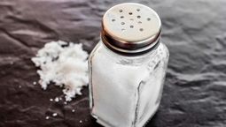 Un truco de cocina muy sencillo y rápido, para mantener la sal libre de humedad.