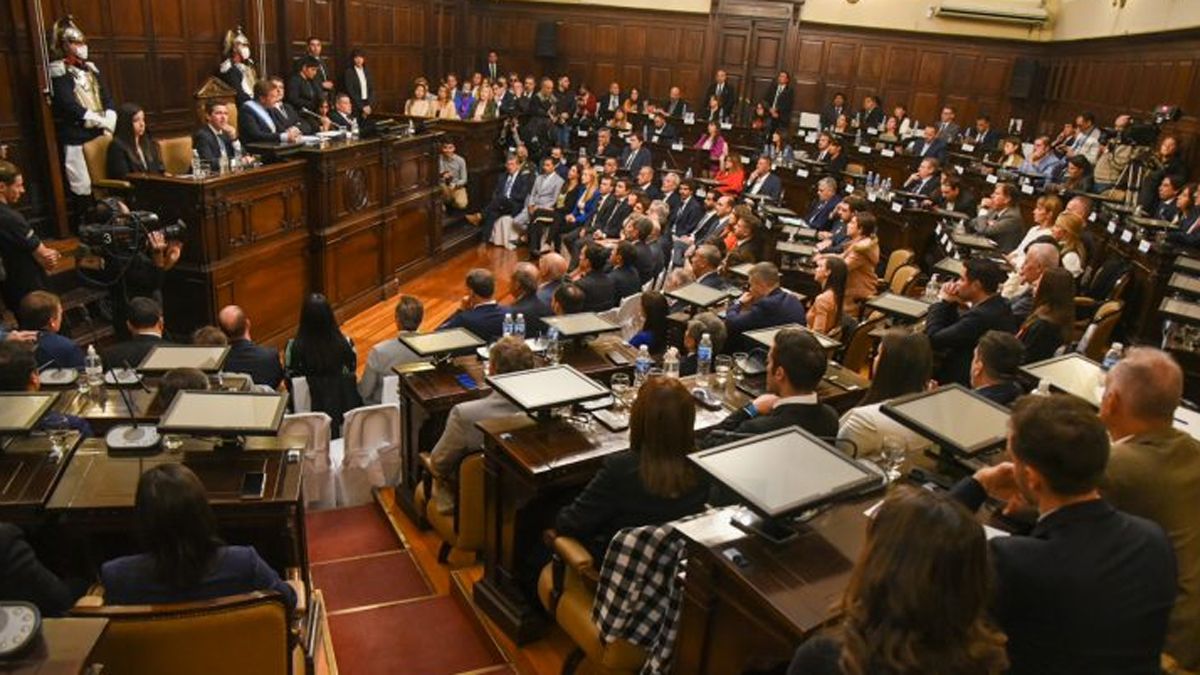 Rodolfo Suarez preside la Asamblea Legislativa 2022.