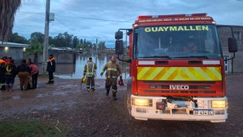 Varias personas fueron evacuadas junto a sus mascotas por calles inundadas tras las lluvias Varias personas fueron evacuadas junto a sus mascotas por calles inundadas tras las lluvias