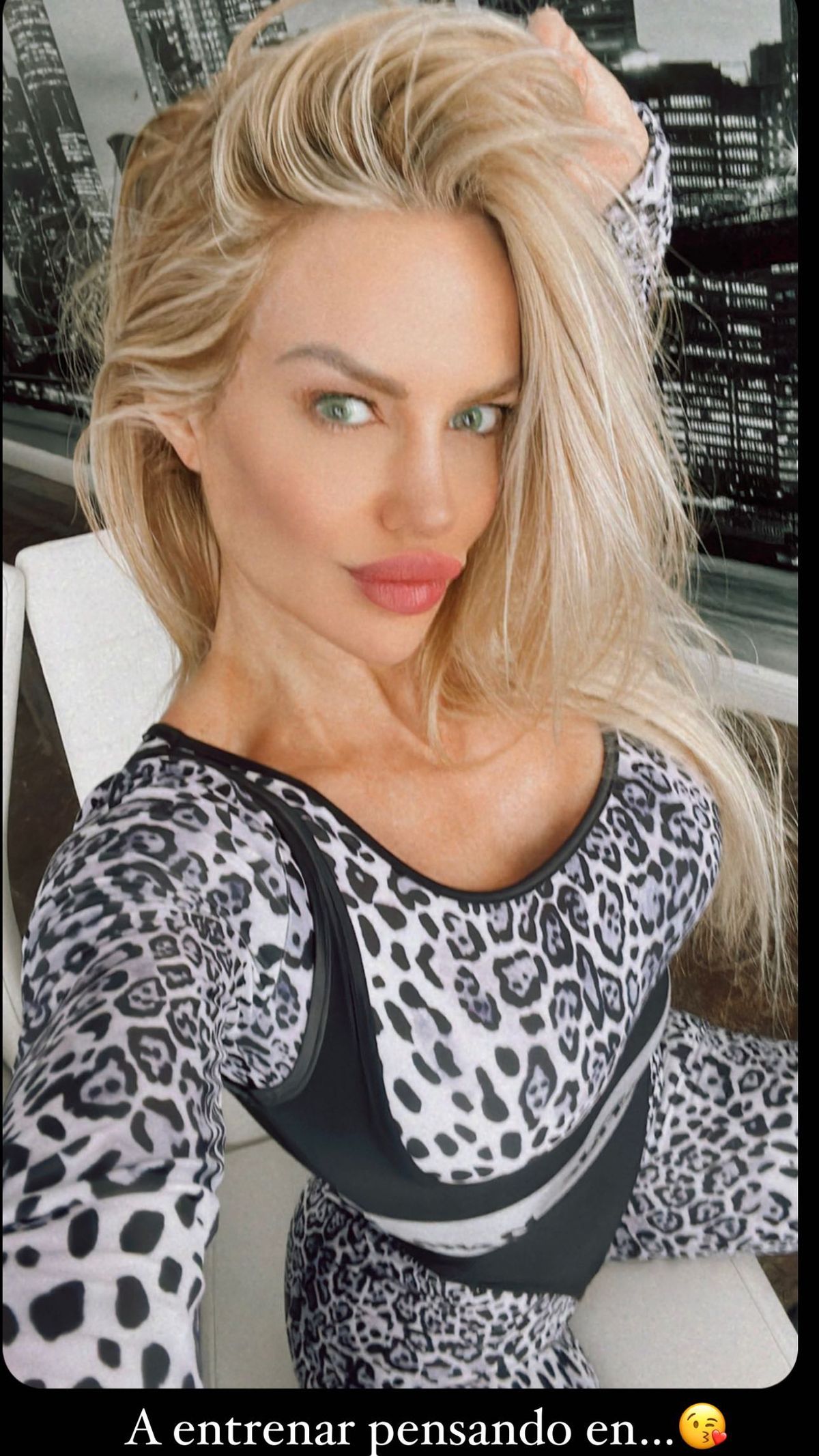 Luciana Salazar entrena en jumpsuit aleopardado fajado y arrasa. Luciana Salazar entrena en jumpsuit aleopardado fajado y arrasa.
