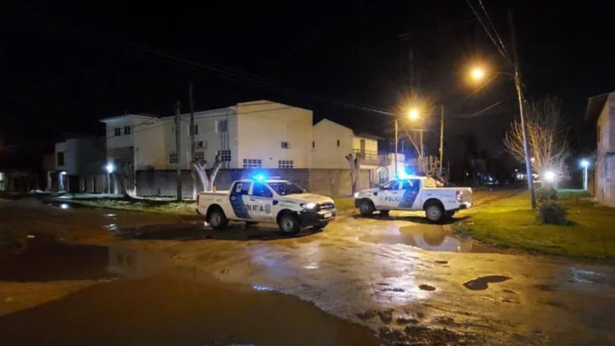 La policía llegó al barrio Jorge Newebery de Mar del Plata, y eocntró el cuerpo sin vida del joven de 25 años, con impactos de arma de fuego&nbsp;