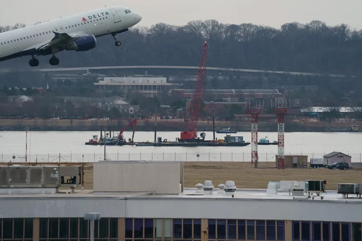 Una barcaza de salvamento con una grúa cerca del lugar donde el 29 de enero se estrelló un avión de pasajeros con un helicóptero militar en el Aeropuerto Nacional Ronald Reagan. Crédito: EFE/EPA/Will Oliover. Una barcaza de salvamento con una grúa cerca del lugar donde el 29 de enero se estrelló un avión de pasajeros con un helicóptero militar en el Aeropuerto Nacional Ronald Reagan. Crédito: EFE/EPA/Will Oliover.
