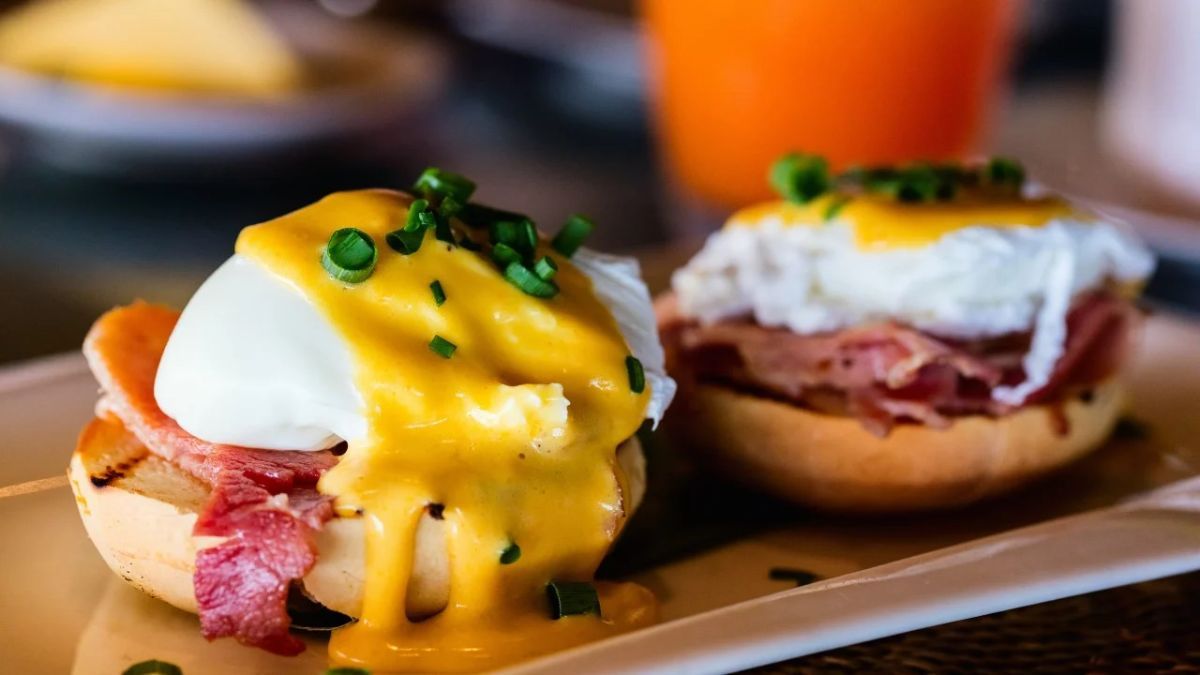 Cómo hacer Huevos benedictinos: la receta riquísima, con 8 ingredientes y con una salsa cremosa especial
