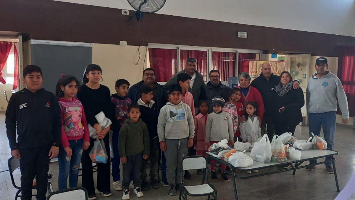 Un grupo de veteranos de Malvinas colaboran cada año con los alumnos de una escuela que está prácticamente aislada de la urbanización en Lavalle.