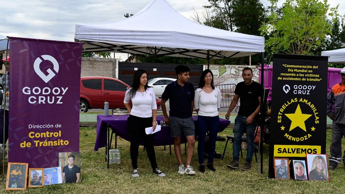 Los familiares de víctimas de accidentes de tránsito los recordaron con un acto en Godoy Cruz junto con la ONG Estrellas Amarillas.