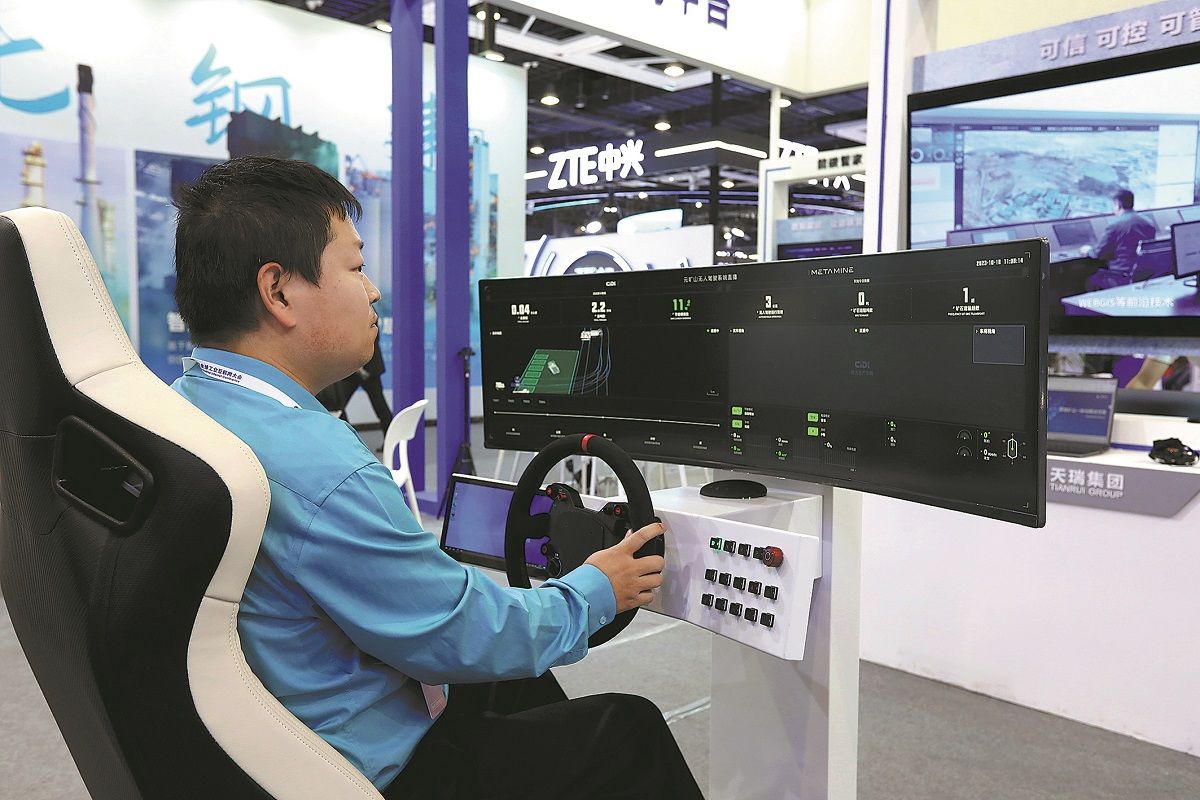 Un empleado prueba una cabina de mando no tripulada en la Conferencia Global de Internet Industrial 2023 en Shenyang, provincia de Liaoning. CHEN WEI / XINHUA