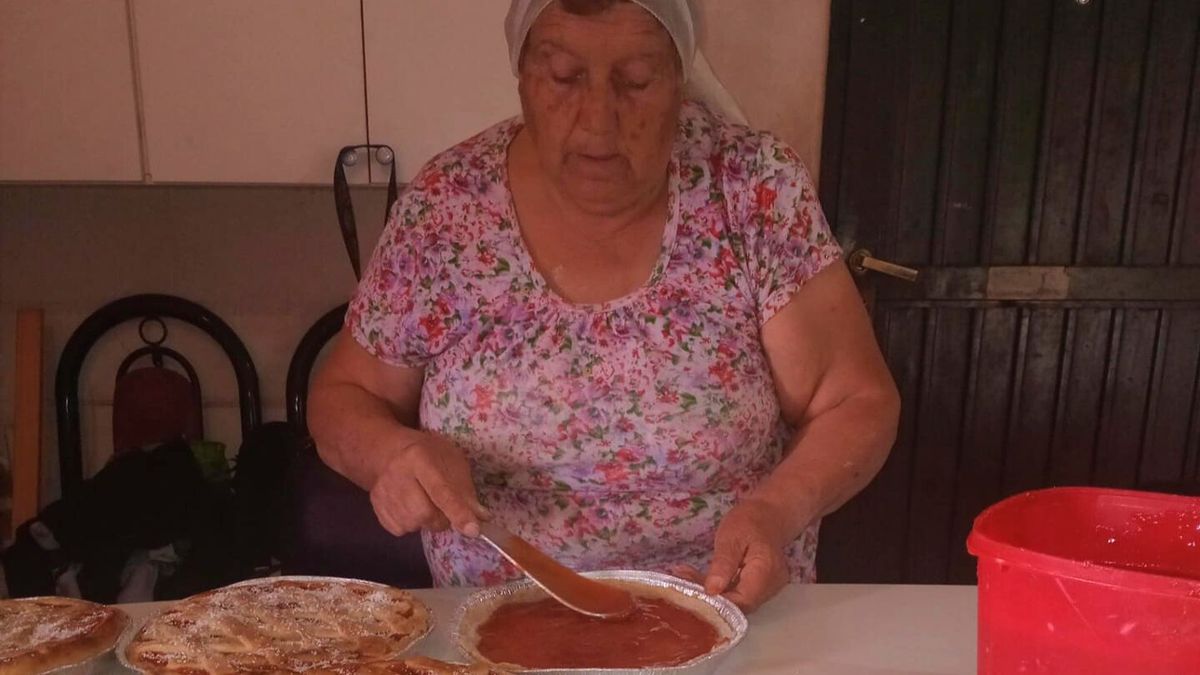 Chiquita es un ejemplo de sacrificio y tenacidad. Ayuda a su hija a vender tortitas para que pueda cumplir con un tratamiento.