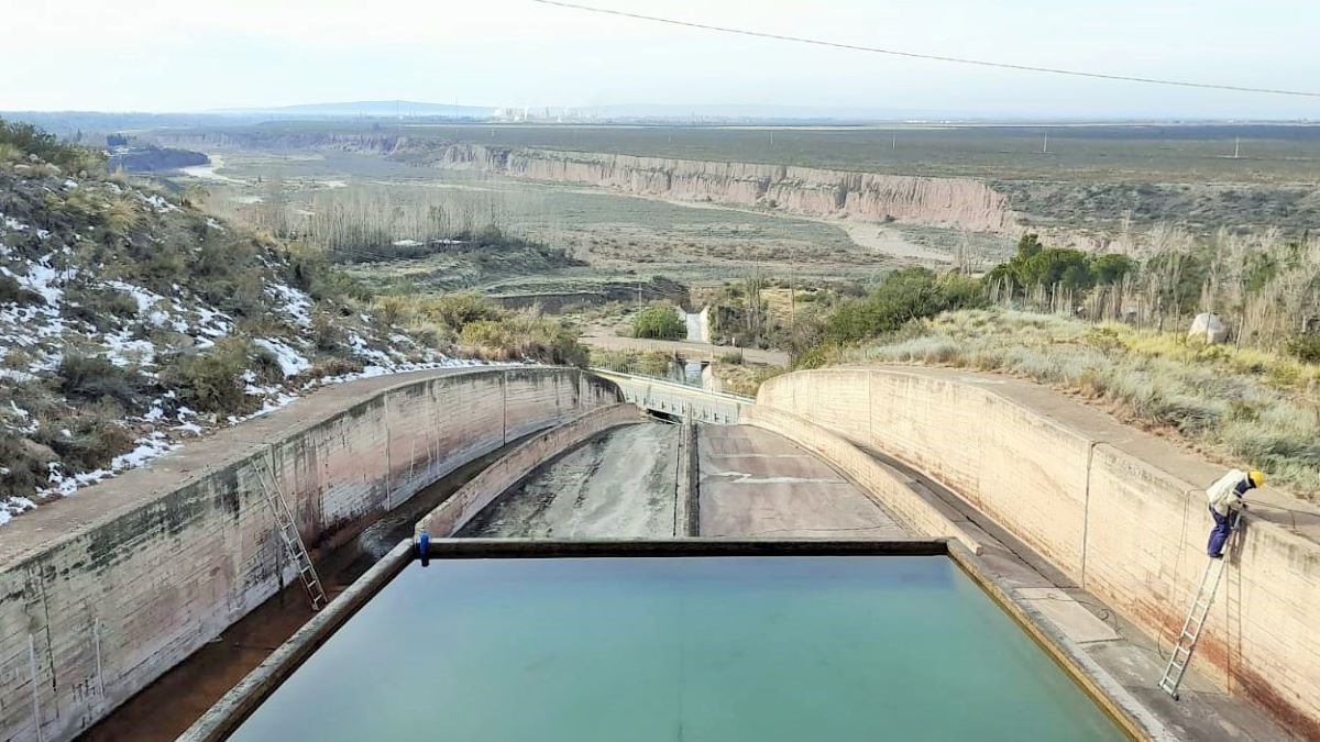 La central hidroeléctrica Álvarez Condarco, en la cuenca diezmada del Río Mendoza.