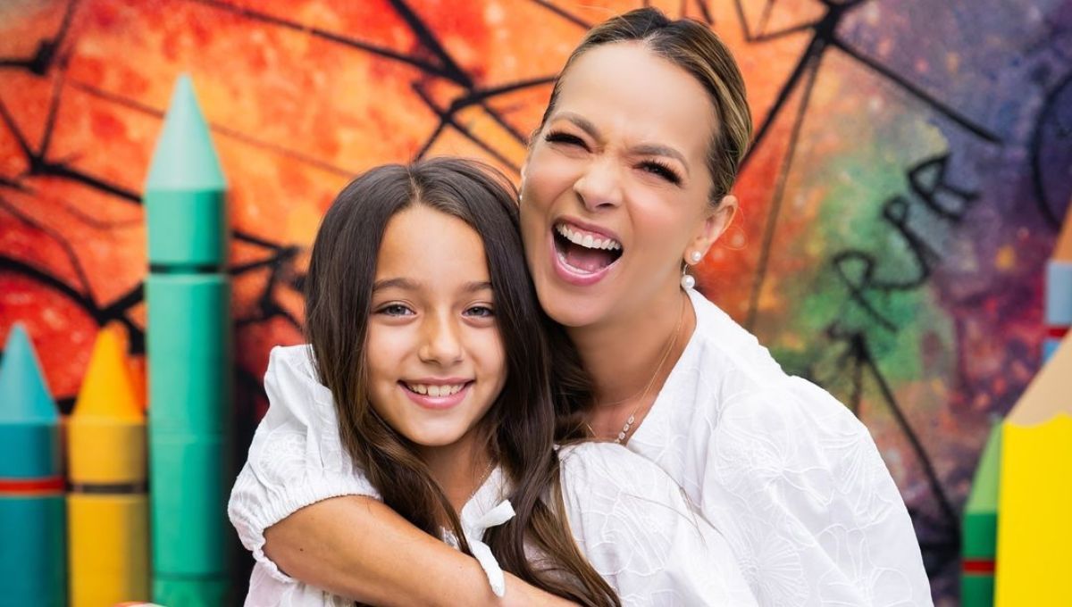 La hija de Adamari Lopez debuta como modelo y así reaccionó la actriz