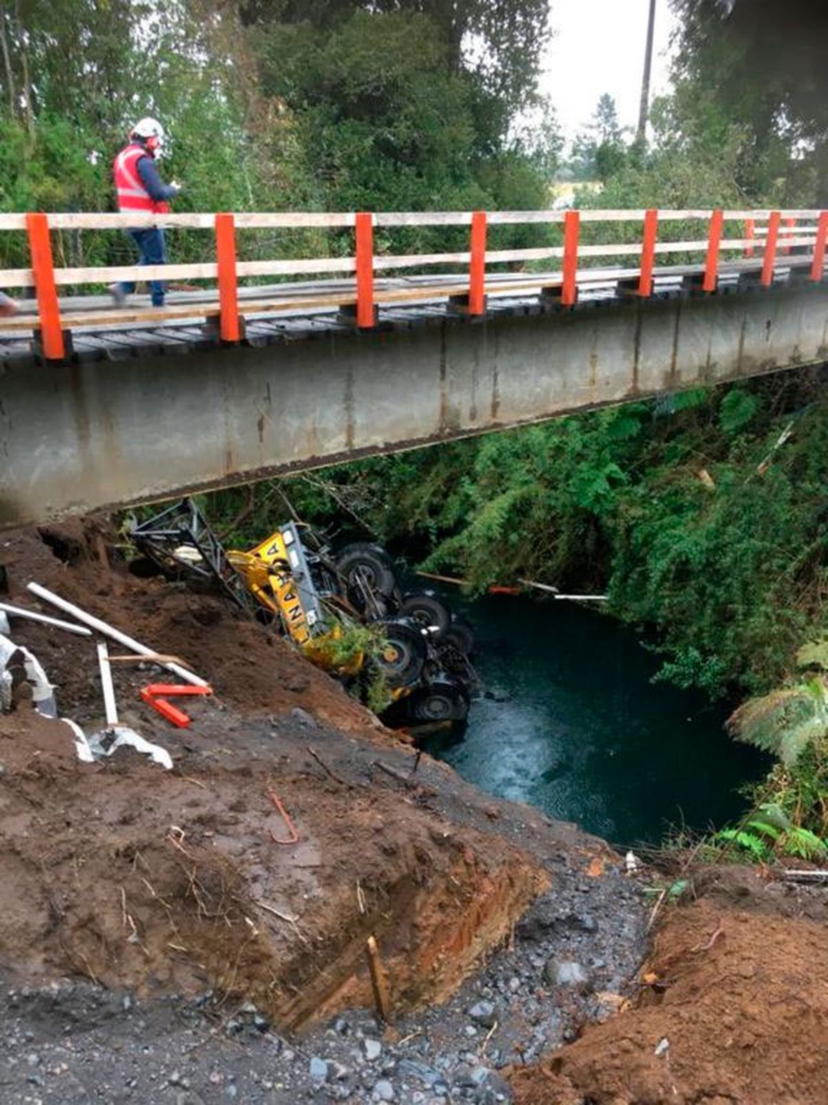 Video viral: camión grúa cayó al río tras colapso del puente