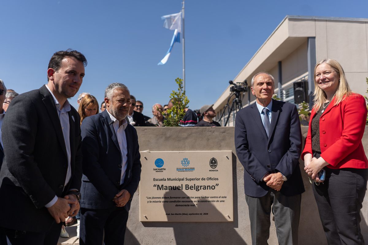Inauguración de la escuela de oficios: el titular de la DGE, Tadeo García Zalazar; el gobernador Alfredo Cornejo; el intendente de San Martín, Raúl Rufeil y la vicegobernadora Hebe Casado. Inauguración de la escuela de oficios: el titular de la DGE, Tadeo García Zalazar; el gobernador Alfredo Cornejo; el intendente de San Martín, Raúl Rufeil y la vicegobernadora Hebe Casado.