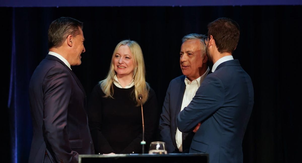 Hebe Casado bromeó con los periodistas sobre su esguince en el día de los comicios generales. Hebe Casado bromeó con los periodistas sobre su esguince en el día de los comicios generales.