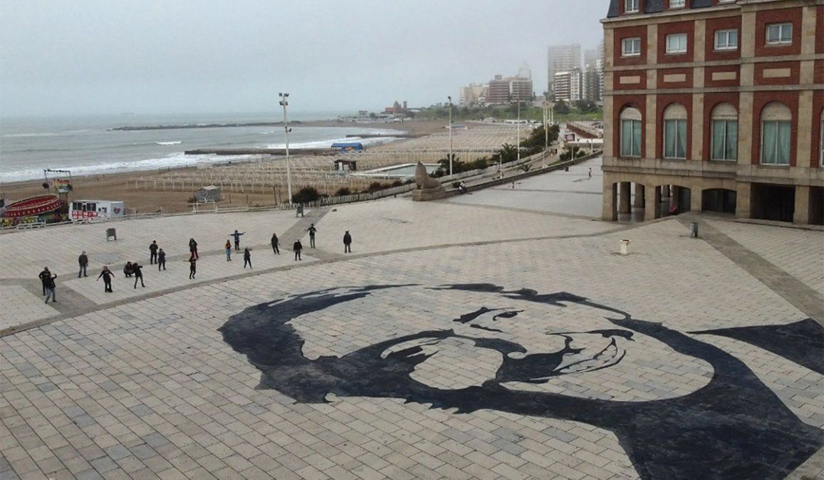 Quisieron limpiar la imagen de Néstor Kirchner en La Rambla ¡y la dejaron peor!