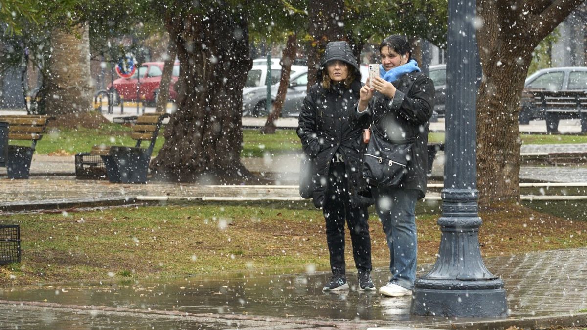 Dos mujeres disfrutan de la nieve Dos mujeres disfrutan de la nieve