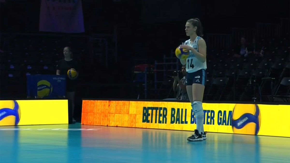 Victoria Mayer, a punto de realizar su saque en Las Panteras.