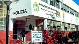 Policías asisten a una joven y son atacados por los amigos