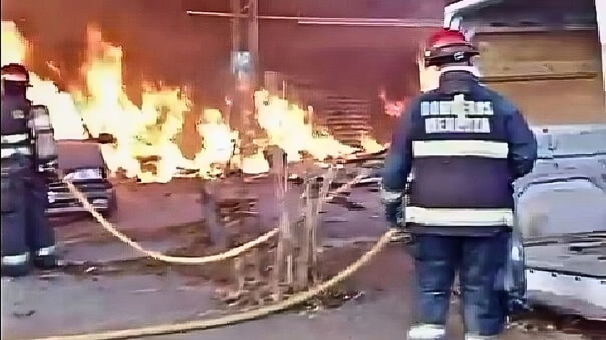Varios camiones de Bomberos trabajan en el lugar. Foto: captura de pantalla